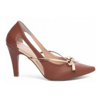 Scarpin Feminino Caramelo Salto Fino 9cm em Napa com Detalhe Metalizado AVS 67076D Scarpin Feminino Caramelo Salto Fino 9cm em Napa com Detalhe Metalizado AVS 67076D
