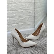 Scarpin Liani salto fino e bico fino na cor off white