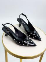 Scarpin preto com aplicações prata