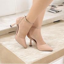 Scarpin Preto Verniz Feminino Salto Taça Médio Bico Fino Elegante com Tira no Tornozelo Scarpin Preto Verniz Feminino Salto Taça Médio Bico Fino Elegante com Tira no Tornozelo