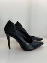 Scarpin Preto Verniz Wetting Detalhe Scarpin Preto Verniz Wetting Detalhe