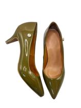 Scarpin salto baixo verniz verde militar