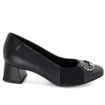 Scarpin salto bloco detalhe enfeite monograma usaflex couro