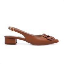 Scarpin Slingback Flor LeRUCHEL Bico Fino Caramelo