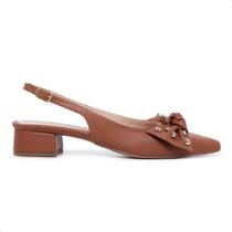 Scarpin Slingback LeRUCHEL Laço Esferas Bico Fino Caramelo
