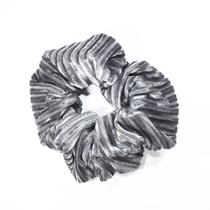Scrunchie em Veludo Listrado Cinza