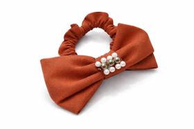 Scrunchie laço com pérola xuxinha elástico de cabelo rabicó
