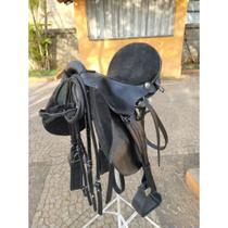 Sela Australiana Marcha Ouro Profissional para Pista Completa em Couro 15 polegadas Inox Fibra de vidro Montaria Cavalgada Selaria Marçal Sela Australiana Marcha Ouro Profissional para Pista Completa em Couro 15 polegadas Inox Fibra de vidro Montaria Cavalgada Selaria Marçal