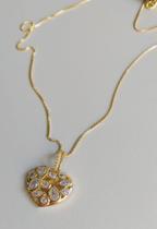 Semi joia colar dourado com detalhes.