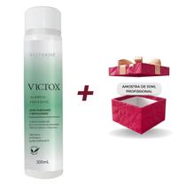 Shampoo Detox Para Controle de Oliosidade e Caspa Profissional Esfoliante Revitalizante Elimina Resíduos e Impurezas 300 ml Victorine Victox Shampoo Detox Para Controle de Oliosidade e Caspa Profissional Esfoliante Revitalizante Elimina Resíduos e Impurezas 300 ml Victorine Victox