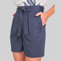Short Alfaiataria Feminino com Cinto e Pregas Lado Avesso