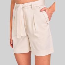 Short Alfaiataria Feminino com Cinto e Pregas Lado Avesso