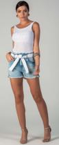 short cós franzido jeans claro com faixa.