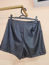 Short couro preto