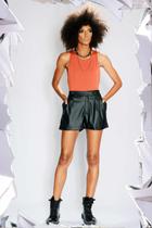 Short de couro com pregas Short de couro com pregas