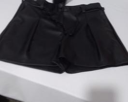 Short em corvim com napa