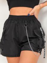 Short Feminino Cargo Tactel Suspensório Corrente Moda Gringa Shorts Sarja New York Bolsos Laterais Skate Cintura Alta