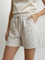 Short Feminino Sarja Bege Claro Detalhe Plaquinha Prata Tachas Rebites Chapinha Prateados Cintura Alta Elástico e Cordão Short Feminino Sarja Bege Claro Detalhe Plaquinha Prata Tachas Rebites Chapinha Prateados Cintura Alta Elástico e Cordão