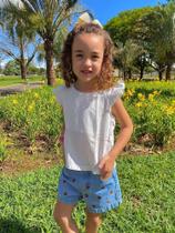 Short infantil jeans com desenho de morangos
