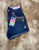 Short jeans com detalhede strass