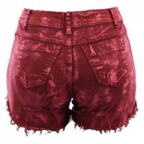 Short jeans feminino com barra desfiada manchado delavê