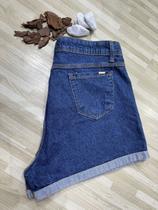 Short jeans feminino escuro sem bolso na frente somente atrás