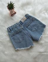 Short jeans infantil com regulador na cintura . Short jeans infantil com regulador na cintura .