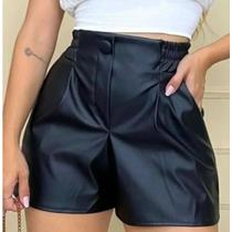 Short material sintético elástico na cintura com bolsos botão encapado feminino fashion