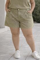Short plus size com botão dourado
