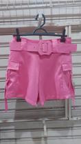 Short rosa alfaiataria com cinto e bolso lateral, tamanho (M)