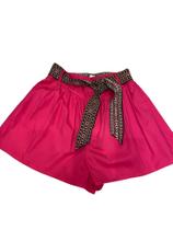 Short rosa franzido com cinto