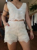 Shorts branco paetê e bordado em linha, cós com elástico atrás