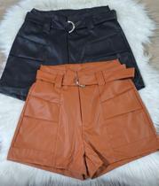 Shorts de material sintético com cinto e bolso moderno