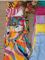 Shorts de tecido com estampa colorida Shorts de tecido com estampa colorida