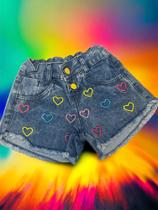 Shorts jeans com bordado em coracao e ajuste interno