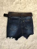 Shorts jeans com cinto