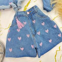 Shorts jeans Coração bordado