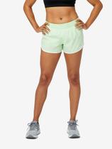 Shorts New Balance Accelerate - feminino - verde+branco Shorts New Balance Accelerate - feminino - verde+branco
