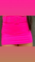 Shorts saia com cinto rosa neon