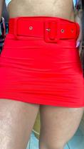 Shorts saia com cinto vermelho