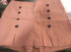 Shorts saia plus size com botões e zipper lateral charmoso