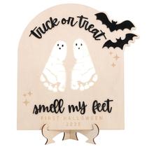 Sinal artístico de Halloween com pegada ou impressão manual: truque ou guloseima