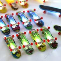 Skate De Dedo Led Brinquedo Para Criança Mini Skate Fingerboard Com Luz E Acessórios Para Manutenção - TudoFestas