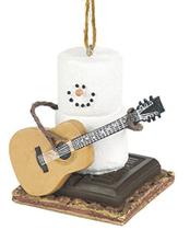 Snowman Ornament - Marshmallow Snow Man Tocando guitarra em S'mores Chocolate e Graham Cracker - Holiday Christmas Tree Decor