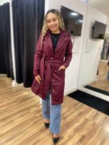 Sobretudo Marsala, em Tecido Matelassê , Fechamento Botão, Bolsos, Cinto, Feminine BM0989M Sobretudo Marsala, em Tecido Matelassê , Fechamento Botão, Bolsos, Cinto, Feminine BM0989M