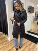 Sobretudo Preto, em Tecido Matelassê, Fechamento Botão, Bolsos, Cinto, Feminine BM0989P Sobretudo Preto, em Tecido Matelassê, Fechamento Botão, Bolsos, Cinto, Feminine BM0989P