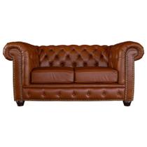 Sofá 2 Lugares Sala de Estar Chesterfield com Pés Madeira Couro Conhaque Brilho - Gran Belo Sofá 2 Lugares Sala de Estar Chesterfield com Pés Madeira Couro Conhaque Brilho - Gran Belo