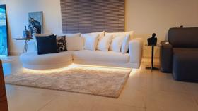 Sofá alexis com led, espuma d28 e cintas zig zag reforçdas. sofá modulado com chaise.