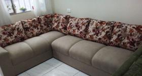 Sofa Bege e almofadas floridas
