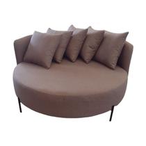 Sofá Chaise Redonda Modelo Almeria Tecido Linho Tabaco Pés Aço Preto Epóxi Sofá Chaise Redonda Modelo Almeria Tecido Linho Tabaco Pés Aço Preto Epóxi